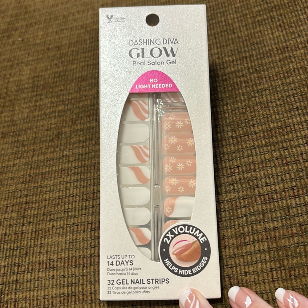 New! Dashing Diva Glow Nail Strips Daisy in Love